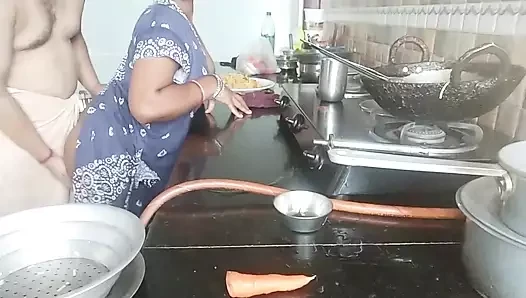 Savita bhabi emiyor ve sert sikişmeye hazır