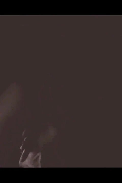 En iyi arkadaş geceyi emerek ve emerek geçirdi