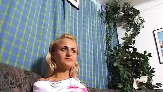 Sarışın genç kız oyuncu seçmelerinde küçük göğüslerini gösteriyor