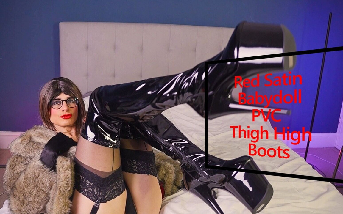 Kırmızı saten babydoll ve pvc uyluk yüksek çizmeler