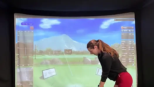 Benim lush ile bir simülatörde golf yapmaya çalışıyorum! Ben sallanırken boşalmamaya çalışıyorum!