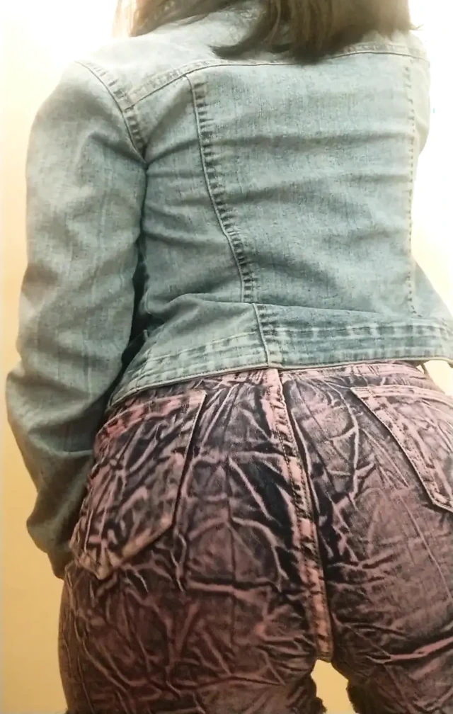 Tıraşsız amcığını göstererek dans ediyor ve soyunuyor