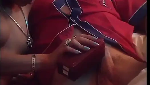 Sarışın azgın kocasının arkadaşıyla seks yapıyor