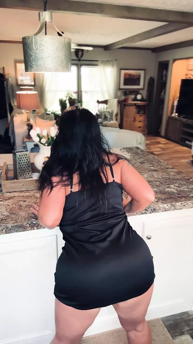 Ateşli ev hanımı herkes dışarıdayken oynuyor