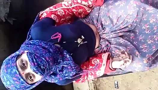 Hintli köylü kadın kıllı amcık üvey erkek kardeşini sikiyor tam ses