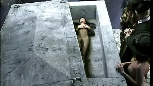 Rahip ve 2 sürtük: mezarlıkta sikiş