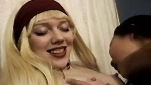 İç çamaşırlı lezbiyen gençlerin üçlü grup sekste oynadıkları çok özel bir video