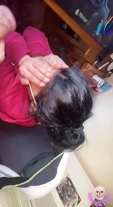Utangaç kapüşonlu kadın yarak oynuyor ve emiyor
