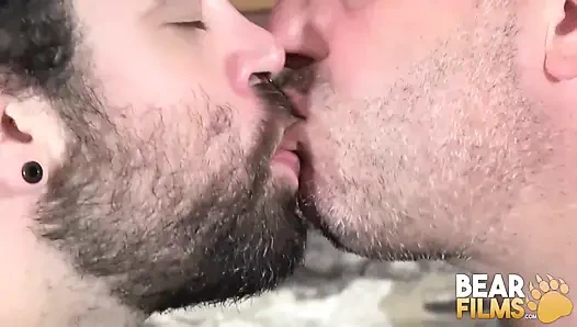 Bearfilms Tony Rivers ve Mark Matthews saksodan sonra prezervatifsiz sikiliyor