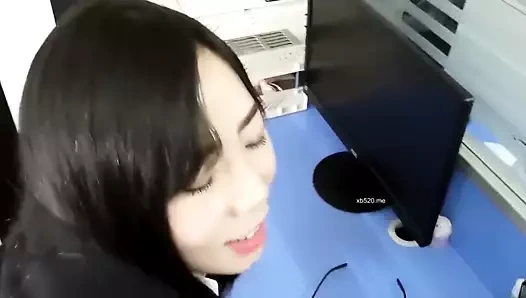 Kadın sekreter, mola sırasında onu becermek için yönetmeni baştan çıkarır