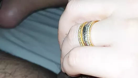 Üvey annenin eli üvey oğlunun yarağına kayıyor ve kadın ona iyi mastürbasyon yapıyor