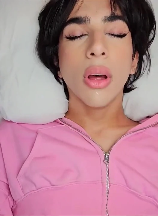 Üvey erkek kardeş Foxy Alex annesinin kıyafetlerini denerken yakalandı ve bunu gizli tutmak için her şeyi yapacak
