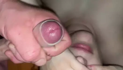 Yüzüne püskürtülür