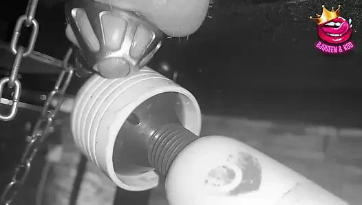 Sağım masasında kısıtlanmış bekaret kafesine boşalmak için yaratılmış