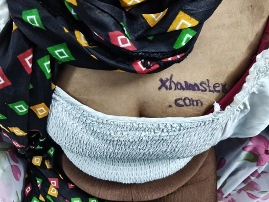 Hintli teyze dövme müşterisi, dövme yaptırırken beklenmedik bir şekilde onunla seks yaptım. Romantizm desi xvideos, Hintçe ve Telugu