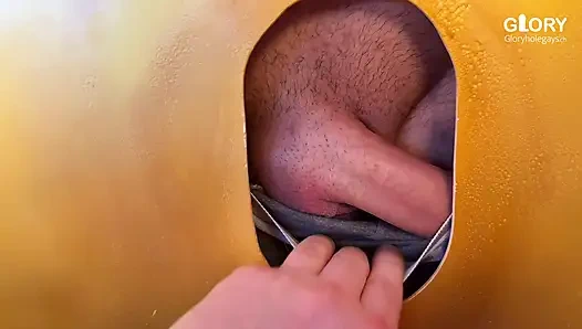 Büyük uzun yaraklı genç adam boşalana kadar boğazımı sikiyor