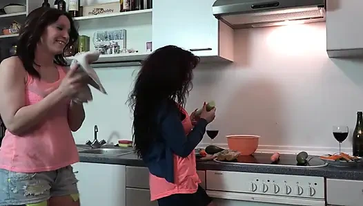 Fransız lezbiyen kızlar büyük oyuncakla oynuyor