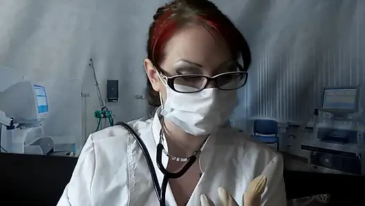 Doktor tıbbi maske ve eldivenle yiyor