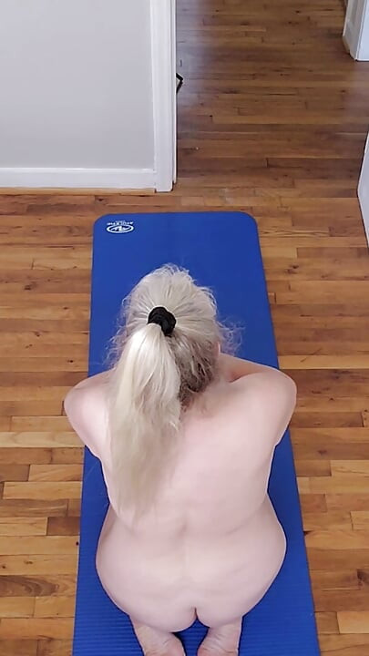 Ateşli iri güzel kadına çıplak yoga yapıyor!