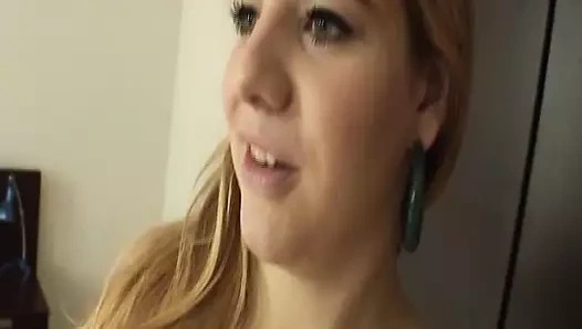 İnce Alman sürtük yatak odasında ateşli sikişten sonra yüzüne boşalıyor