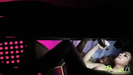 Krystal ve Kyla sağım masasında büyük siyah bir yarağı çifte sikiyor
