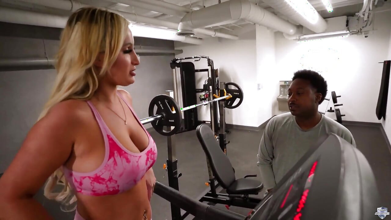 Tiffani Madison spor salonundan erkeklerle sikişiyor