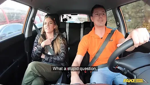 Arızadan sonra arka koltukta sikiş