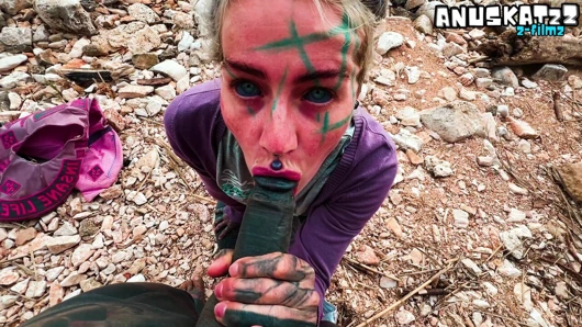 Açık havada sakso ve yüze boşalma sürtük herkesin içinde döl alıyor