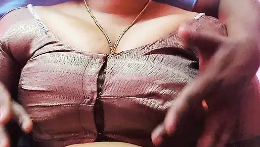 En iyi arkadaşımın annesi büyük göğüslerini kullanıyor