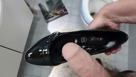 Kayınvalidesi değil siyahi yüksek topuklu ayakkabıya boşalmak