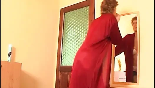 Spex çorap giyen olgun genç büyük yarakla sikiliyor