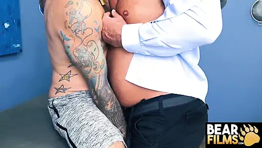 Bearfilms mürekkepli ayı jon shield Tyler Reed'in azgın yarağını alıyor