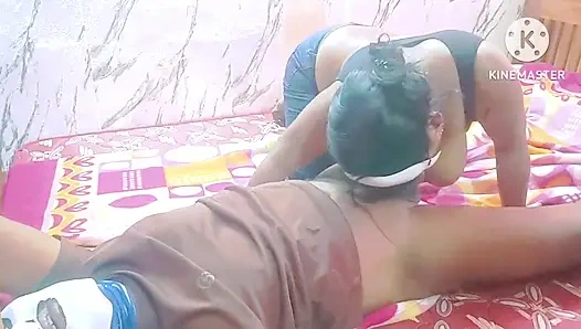 Üvey kız kardeş ebeveynleri evde yokken üvey erkek kardeşiyle harika vakit geçiriyor - gerçek yüksek sesle tam tamil şehvetli ses