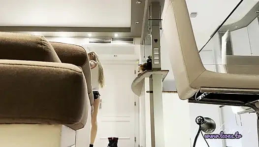 Magra fit professora de esportes fitness modelo quente buceta apertada nova esposa sem calcinha em casa para provocar e mostrar sua bunda nua