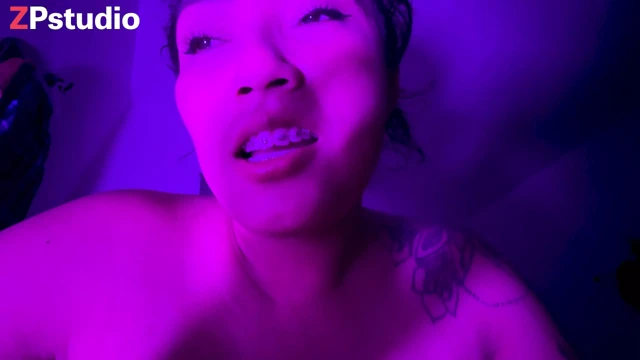 I ride on my stepbrother's dick and I come very good