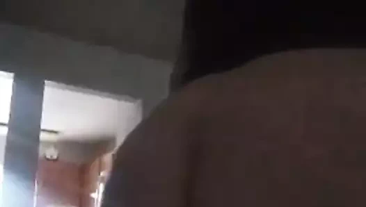 Seksi kıçını bana gösteriyor