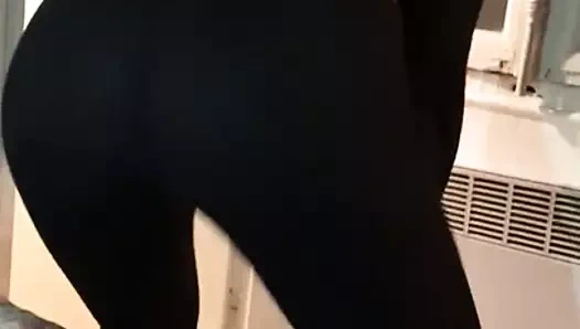 Disko kızı götünü sallıyor