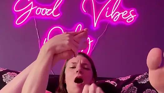 Ayak parmaklarını emiyor ve oyuncakla oynuyor