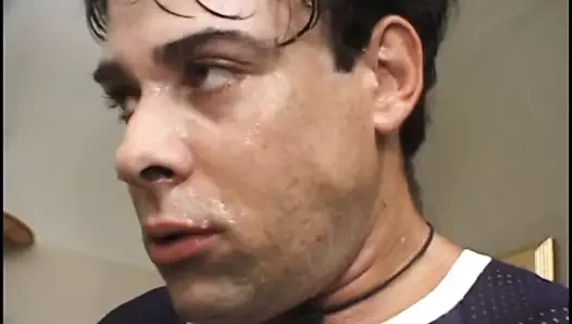 Büyükanne bu genç adama sevgisini göstermeyi seviyor