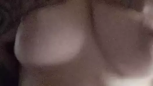 Büyük dövmeli memeler ve ağzımda büyük bir 30 cm yapay penis