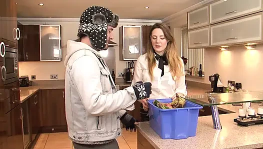 Azgın evli kadın mutfakta büyük yaraklı sikicisi tarafından sert sikiliyor