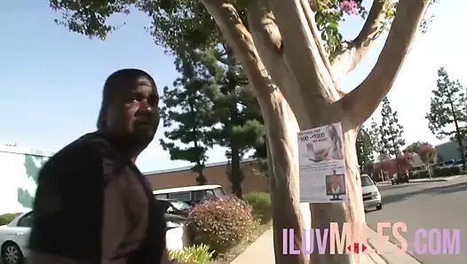 Küçük memeli orta yaşlı seksi kadın büyük yarağı emiyor ve sikiyor