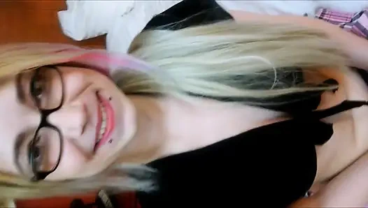 Ranie Mae siyah yarak ayakla mastürbasyon yapıyor