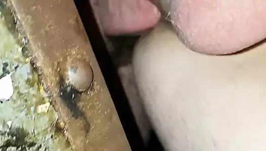 Baise en gloryhole au sexshop