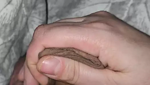 Üvey anne üvey oğlunun yarağını utanmadan ve mastürbasyon yapmadan çıkardı