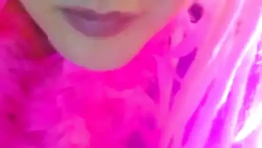 Elimde boşal ve küçük kadın kılıklı bir kaltak gibi sürtün