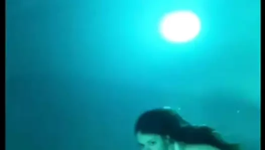 Sıcak vücut bebek fahişe dalış at the okyanus