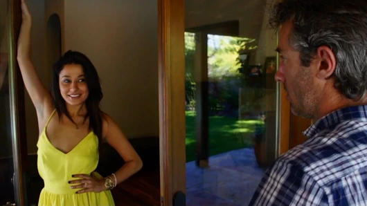 Sıkılmış ev hanımı gigi larios, kapısında bir adam bekledi