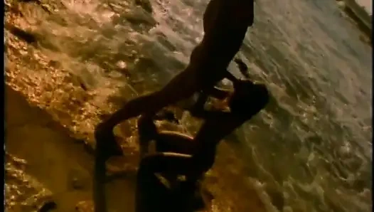 Şehvetli esmer okyanusta uzun sert yarağa biniyor