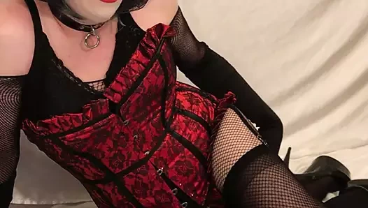 Sürükle kraliçe pis konuşuyor, soyunuyor ve dildoları gösteriyor